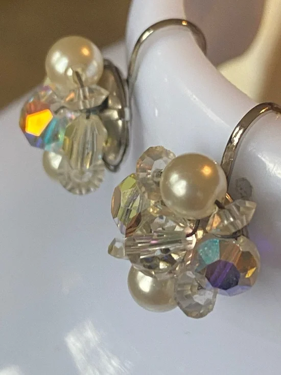 Laguna B Iridescent aurora borealis Crystal & Pearl Cluster Drop clip Earrings - Picture 6 of 6